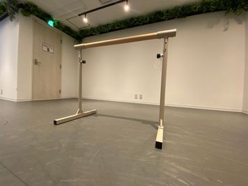 お子様用のバレエバーもご用意しております。 - スタジオパックス南浦和本社店 【バレエ向け】南浦和徒歩1分！ダンススタジオ【K4スタジオ】の設備の写真
