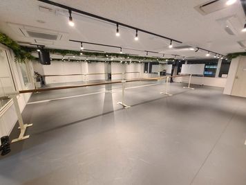 3m×3本、1.5m×1本、スタンド4本のご用意がございます。 - スタジオパックス南浦和本社店 【バレエ向け】南浦和徒歩1分！ダンススタジオ【K4スタジオ】の設備の写真