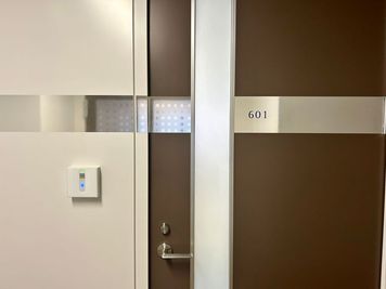 【ご予約の部屋まで進みドアノブにあるキーボックスよりカードキーをお取りの上、SECOMセンサーに当ててオートロックを解除ください】 - TIME SHARING 品川センタービルディング 601の入口の写真