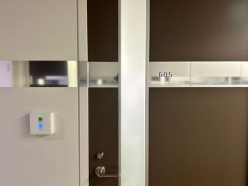 【ご予約の部屋を確認いただきカードキーをSECOMセンサーに当ててオートロックを解除ください】 - TIME SHARING 品川センタービルディング 605の入口の写真