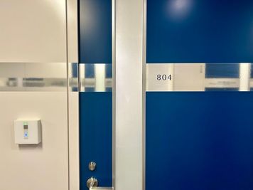 【ご予約の部屋まで進みドアノブにあるキーボックスよりカードキーをお取りの上、SECOMセンサーに当ててオートロックを解除ください】 - TIME SHARING 品川センタービルディング 804の室内の写真