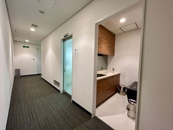 【給湯室・男子トイレ入口】 - TIME SHARING 品川センタービルディング 1206の設備の写真