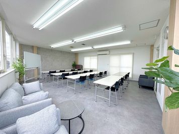 最大30～40名ぐらいまでご利用可能です！研修・セミナー・会議・商談などでご利用いただけます！無料駐車場3台有！ - NKビル　レンタルスペース