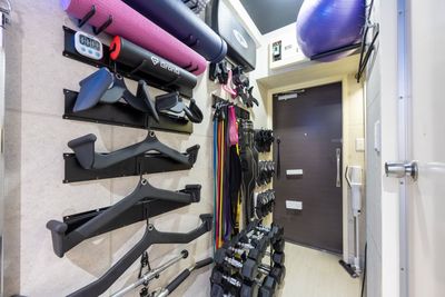 ・壁掛けになっていてスッキリしております - WHITEGYM新宿2号店 WHITEGYM新宿2号店/レンタルジムの室内の写真