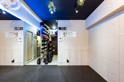 ・LED照明がオシャレ - WHITEGYM新宿2号店の室内の写真