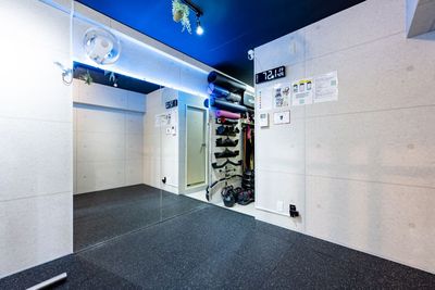 ・コンクリート調のオシャレな空間 - WHITEGYM新宿2号店の室内の写真