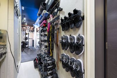 ・レンタルスニーカー無料貸出（サイズ23,24,25,26,27,28cm） - WHITEGYM新宿2号店 WHITEGYM新宿2号店/レンタルジムの室内の写真