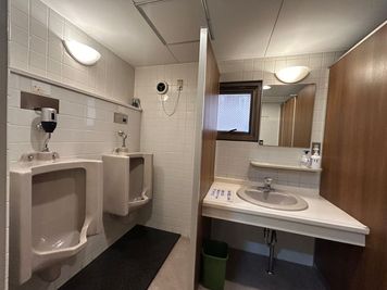 【男子トイレ：個室１、小便器２】 - TIME SHARING 赤坂 ニュートヨビル 3Aの設備の写真