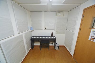 スポロスタジオ【溝の口駅徒歩２分】🎹ピアノ📶高速WIFI 🎵Dルーム【駅２分】防音スタジオ🎹ピアノ📶WIFI（即決）の室内の写真