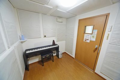 スポロスタジオ【溝の口駅徒歩２分】🎹ピアノ📶高速WIFI 🎵Dルーム【駅２分】防音スタジオ🎹ピアノ📶WIFI（即決）の室内の写真