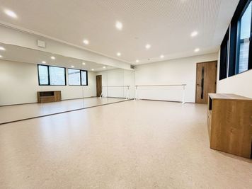 リノリウム床、壁１面ミラー貼 - BRASSBAUM レンタルレッスン室・練習室の室内の写真