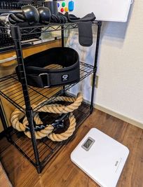 体重計、ベルト、パワーグリップ、ロープ等、小物も充実しています。 - パーソナルトレーニングスペース上乃裏BASE 駐車場有、並木坂から歩いて5分のパーソナルトレーニングルームの室内の写真