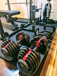25kgのダンベルセット、大中小のケトルベルあり。 - パーソナルトレーニングスペース上乃裏BASE 駐車場有、並木坂から歩いて5分のパーソナルトレーニングルームの室内の写真