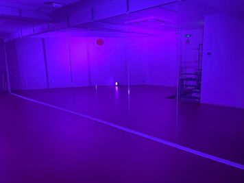 ストロボ照明でスタジオを演出できます！ - ダンスが出来るレンタルスタジオ『D-PARKS秋葉原３Ｂ』 レンタルスタジオ『D-PARKS秋葉原 ３Ｂスタジオ』の室内の写真