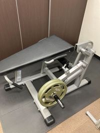 レッグカール＆エクステンションもございます。 - MIYAZAKI GYM池袋店 個室のレンタルジム-パワーラック右側の部屋②の設備の写真