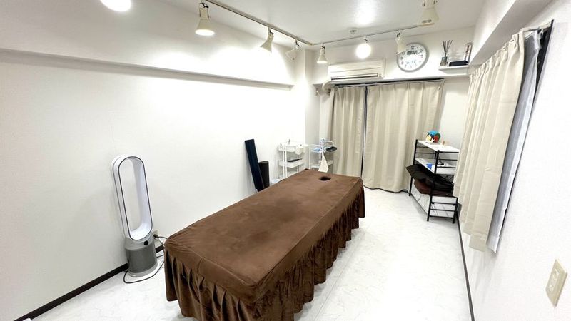 施術室 - 美容鍼灸整体サロンmemola memola：梅田店の室内の写真