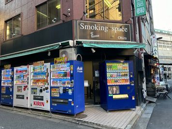 一番近い無料公衆喫煙所は、長谷川ビル道挟んでお隣の１階にあります - ウィルシャー・プレイス神田 貸し会議室のその他の写真