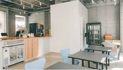 机や椅子は自由に移動いただけます。
立食のパーティや飲み会などにおすすめです。 - Spacetainment Coffee コワーキングカフェ「Spacetainment Coffee」の室内の写真