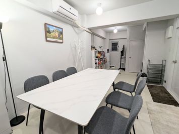 北欧製のダイニング！間接照明やハンガーラックもあります - rental lounge御茶ノ水の設備の写真