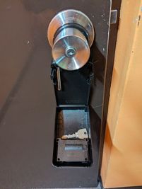 南京錠から鍵を出す - rental lounge御茶ノ水の入口の写真