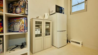 食器棚、ケトル、冷蔵庫、電子レンジ - rental lounge御茶ノ水の設備の写真