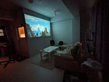 暗くして映画鑑賞！音響も抜群 - rental lounge御茶ノ水の設備の写真