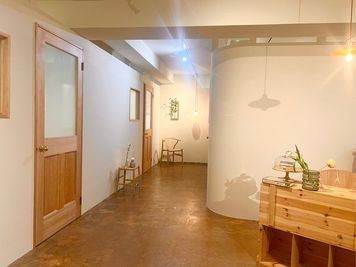 天然アロマ香る開放的なエントランス - 【赤坂駅徒歩4分】間借りしたいアイリストのためのレンタルサロンの室内の写真