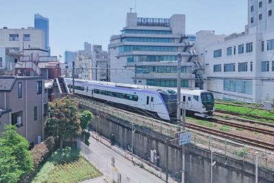 南側の窓から撮影できる中央線の風景。写真はE353系特急あずさ/E257系房総特急さざなみ - 🌳新大久保駅6分のレンタルスペース レンタルスペース 大久保401の室内の写真