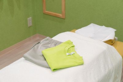 150円でレンタルできるお客様用着替 - からだケアFine！ 駅直近のキレイでオシャレな治療スペースの設備の写真