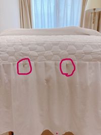 ベッドカバーをしたままヘッド枕をつけられるように穴をあけてあります。 - 白い部屋  完全個室 | 白金台駅1分  目黒駅12分 期間限定10％OFF |  wifi無料｜備品充実の完全個室の設備の写真