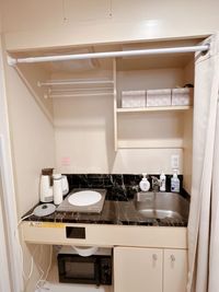 キッチンの様子（カーテンで目隠しできます）シンク下にティッシュ、トイレットペーパーの予備があります。 - 白い部屋  完全個室 | 白金台駅1分  目黒駅12分 期間限定10％OFF |  wifi無料｜備品充実の完全個室の室内の写真