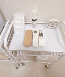 おしぼりトレー、リモコン、アルコールスプレー、時計 - 白い部屋  完全個室 | 白金台駅1分  目黒駅12分 期間限定10％OFF |  wifi無料｜備品充実の完全個室の設備の写真