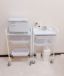 ワゴン下のゴミ箱を（右側のものはタオル専用）をご使用後は空にしてください。 - 白い部屋  完全個室 | 白金台駅1分  目黒駅12分 期間限定10％OFF |  wifi無料｜備品充実の完全個室の設備の写真