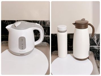 ケトル、保温用の1.5Lポット（1.5L)と水筒です。お湯は出ないため保温用容器をご利用ください（水・お湯のみ使用可） - 白い部屋  完全個室 | 白金台駅1分  目黒駅12分 期間限定10％OFF |  wifi無料｜備品充実の完全個室の設備の写真