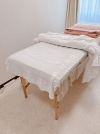 ベッドカバーの下にビニールシート、シーツ（汚れ防止用）、ヒートマットが常設してあります。 - 白い部屋  完全個室 | 白金台駅1分  目黒駅12分 期間限定10％OFF |  wifi無料｜備品充実の完全個室の設備の写真