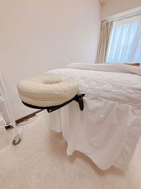 ベッドカバーをしたまま、ヘッド枕を付けた様子 - 白い部屋  完全個室 | 白金台駅1分  目黒駅12分 期間限定10％OFF |  wifi無料｜備品充実の完全個室の設備の写真