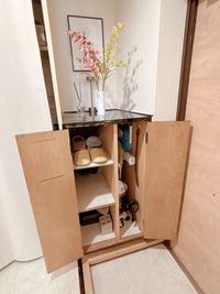 玄関収納に、左側（スリッパ）右側（掃除道具）が収納してあります。 - 白い部屋  完全個室 | 白金台駅1分  目黒駅12分 期間限定10％OFF |  wifi無料｜備品充実の完全個室の設備の写真