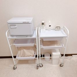 通常営業用の備品がもし残っていた場合は、お手数ですがベッド下などに移動させてご利用ください - 白い部屋  完全個室 | 白金台駅1分  目黒駅12分 期間限定10％OFF |  wifi無料｜備品充実の完全個室の設備の写真
