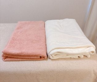 お客様にかける大判タオル、ブランケット（各１）もご利用いただけます - 白い部屋  完全個室 | 白金台駅1分  目黒駅12分 期間限定10％OFF |  wifi無料｜備品充実の完全個室の室内の写真