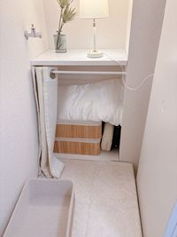 ロッカー横に枕、ヘッド枕などが収納してあります。 - 白い部屋  完全個室 | 白金台駅1分  目黒駅12分 期間限定10％OFF |  wifi無料｜備品充実の完全個室の設備の写真