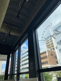 お昼の時間帯は、
大きな窓のおかげで、
晴れていれば採光も良く、
とても明るいです。 - Cozy Cafe & Bar beyond 飲食物完全持込型スペース貸切＊勉強会や撮影、ワークショップにもの室内の写真