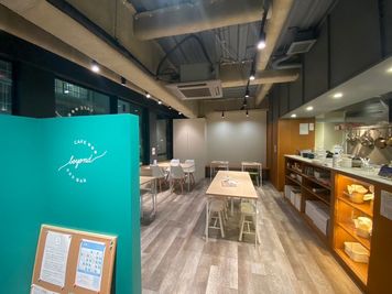 奥側の白い壁には
プロジェクターでの投影可能。
(ポータブルプロジェクター有)

右手にはキッチン。 - Cozy Cafe & Bar beyond 飲食物完全持込型スペース貸切＊勉強会や撮影、ワークショップにもの室内の写真