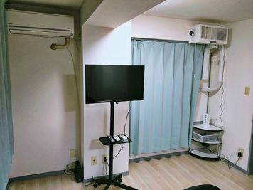 TVと充電器 - 貸し切り個室ポーカールームコアラ の室内の写真