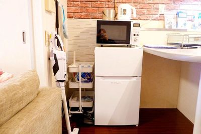 冷蔵庫、電子レンジ、湯沸かしポッド - 矢場町パーティ607の室内の写真