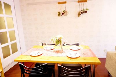 ４人掛けのダイニングテーブルでお食事会も出来ます。 - 矢場町パーティ607の室内の写真