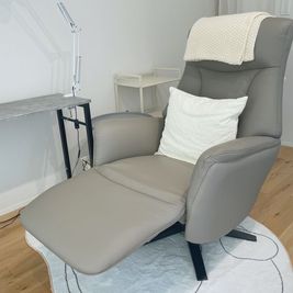 フット施術対応◎ - nail studio emn. ジェルネイル施術スペースの室内の写真