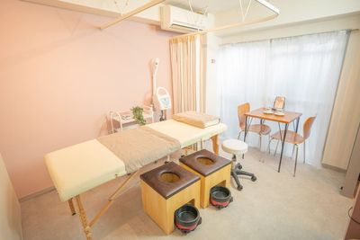施術ベッド、よもぎ蒸しセット×2、スチーマー、ワゴンなどエステに必要なものが揃っています。 - レンタルサロンPIONA 【駅近サロン】駐輪場🚲アリ☆三軒茶屋＆桜新町からもアクセス◎の室内の写真