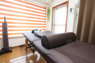 施術ベッドは移動可能 - RENTALSALON ACTS吉祥寺 ✨吉祥寺駅1分の上質空間レンタルサロン✨の室内の写真