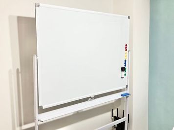ホワイトボード（120× 90）も無料で使用できます♪ - space HIRO馬喰町貸し会議室 貸し会議室の設備の写真