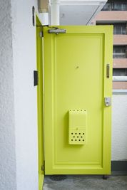 レモンイエローの扉が目印🍋 - エコール薬院 rental studio スーベニアの入口の写真